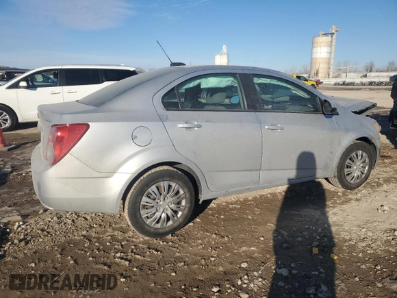 2015 Chevrolet Sonic LS z VIN 1G1JA5SH9F4117264, wystawiony jako Copart lot #42215585 z przebiegiem 55 869 mil mil oraz Szkoda całkowita • Salvage title. Historia ofert i sprzedaży dostępna na DreamBid. Obrazek 3.