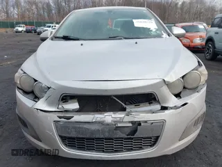 2014 Chevrolet Sonic LS z VIN 1G1JA5SG4E4144989, wystawiony jako IAAI lot #41638629 z przebiegiem 52 440 mil mil oraz . Historia ofert i sprzedaży dostępna na DreamBid. Obrazek 6.
