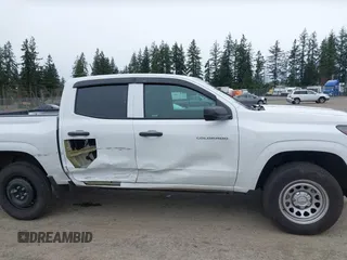 2023 Chevrolet Colorado 2WD Work Truck z VIN 1GCGSBECXP1210035, wystawiony jako IAAI lot #41906185 z przebiegiem 15 001 mil mil oraz . Historia ofert i sprzedaży dostępna na DreamBid. Obrazek 14.