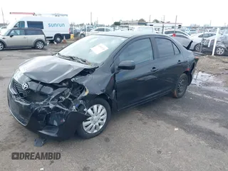 2009 Toyota Yaris z VIN JTDBT903791317263, wystawiony jako IAAI lot #41592270 z przebiegiem 121 283 mil mil oraz . Historia ofert i sprzedaży dostępna na DreamBid. Obrazek 2.