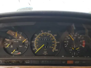 1989 Mercedes-Benz 560 with VIN WDBCA39E2KA479060, listed as a Copart auction lot 81924154 with 172,377 mi miles and Salvage Title. Bid and sale history available at DreamBid. Image 9.