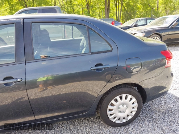 2009 Toyota Yaris z VIN JTDBT903094048800, wystawiony jako IAAI lot #42375049 z przebiegiem 168 478 mil mil oraz . Historia ofert i sprzedaży dostępna na DreamBid. Obrazek 6.