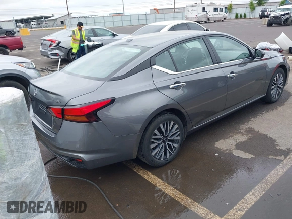 2024 Nissan Altima SV z VIN 1N4BL4DV4RN385646, wystawiony jako IAAI lot #42422125 z przebiegiem 27 335 mil mil oraz . Historia ofert i sprzedaży dostępna na DreamBid. Obrazek 4.