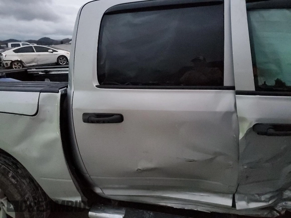 2016 Ram 1500 Tradesman z VIN 1C6RR7KTXGS214027, wystawiony jako Copart lot #83206124 z przebiegiem 137 324 mil mil oraz Szkoda całkowita • Salvage title. Historia ofert i sprzedaży dostępna na DreamBid. Obrazek 10.