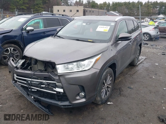 2019 Toyota Highlander SE z VIN 5TDJZRFH0KS584881, wystawiony jako IAAI lot #42016362 z przebiegiem 65 704 mil mil oraz . Historia ofert i sprzedaży dostępna na DreamBid. Obrazek 17.