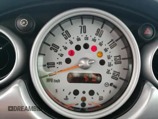 2005 MINI Hardtop z VIN WMWRC33575TJ72830, wystawiony jako Copart lot #53948105 z przebiegiem 121 751 mil mil oraz Szkoda całkowita • Salvage title. Historia ofert i sprzedaży dostępna na DreamBid. Obrazek 9.