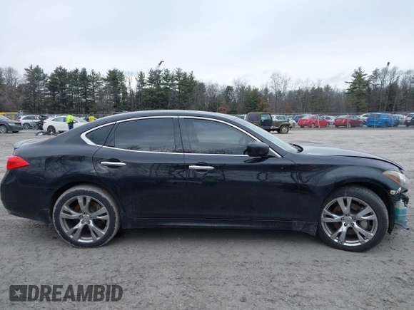 2013 Infiniti M z VIN JN1BY1AR9DM600490, wystawiony jako IAAI lot #41248655 z przebiegiem 125 167 mil mil oraz . Historia ofert i sprzedaży dostępna na DreamBid. Obrazek 13.