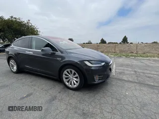 2016 Tesla Model X 70D z VIN 5YJXCAE2XGF019835, wystawiony jako Copart lot #61063005 z przebiegiem 142 707 mil mil oraz Czysty tytuł • Clean title. Historia ofert i sprzedaży dostępna na DreamBid. Obrazek 1.