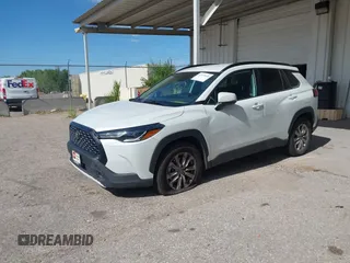 2022 Toyota Corolla Cross LE z VIN 7MUCAABG3NV030906, wystawiony jako IAAI lot #42475640 z przebiegiem 119 135 mil mil oraz . Historia ofert i sprzedaży dostępna na DreamBid. Obrazek 2.