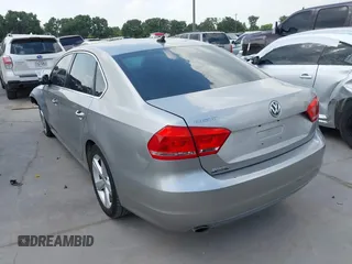 2013 Volkswagen Passat SE z VIN 1VWBP7A30DC144719, wystawiony jako IAAI lot #42174524 z przebiegiem 181 326 mil mil oraz . Historia ofert i sprzedaży dostępna na DreamBid. Obrazek 3.