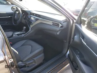 2018 Toyota Camry LE z VIN 4T1B11HK0JU546451, wystawiony jako IAAI lot #41054832 z przebiegiem 35 660 mil mil oraz . Historia ofert i sprzedaży dostępna na DreamBid. Obrazek 5.