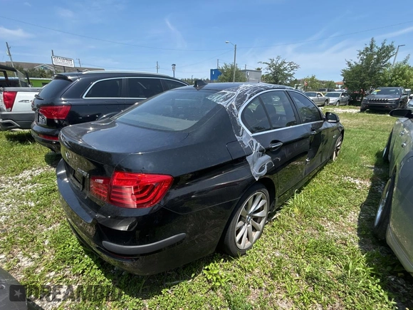 2015 BMW 5 Series 528i z VIN WBA5A5C54FD523446, wystawiony jako Copart lot #58411705 z przebiegiem 165 596 mil mil oraz Czysty tytuł • Clean title. Historia ofert i sprzedaży dostępna na DreamBid. Obrazek 4.