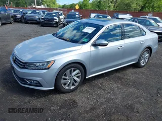 2018 Volkswagen Passat SE z VIN 1VWBA7A38JC004818, wystawiony jako IAAI lot #42205205 z przebiegiem 105 559 mil mil oraz . Historia ofert i sprzedaży dostępna na DreamBid. Obrazek 2.