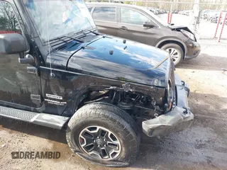 2013 Jeep Wrangler Unlimited Freedom z VIN 1C4BJWDG8DL648870, wystawiony jako IAAI lot #41909372 z przebiegiem 184 203 mil mil oraz . Historia ofert i sprzedaży dostępna na DreamBid. Obrazek 6.