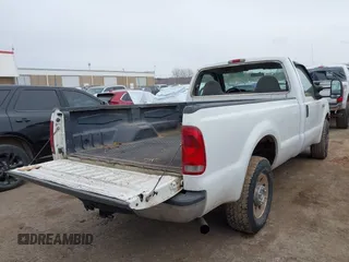 2005 Ford F-250 XL z VIN 1FTNF20585EB02605, wystawiony jako IAAI lot #41308941 z przebiegiem 223 607 mil mil oraz . Historia ofert i sprzedaży dostępna na DreamBid. Obrazek 4.