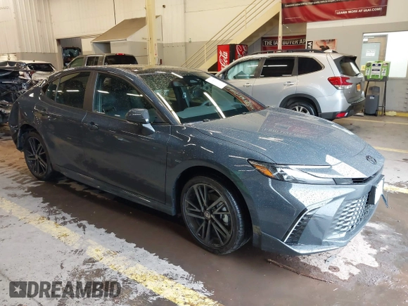 2025 Toyota Camry LE z VIN 4T1DBADK4SU520156, wystawiony jako IAAI lot #41865277 z przebiegiem 220 mil mil oraz . Historia ofert i sprzedaży dostępna na DreamBid. Obrazek 1.