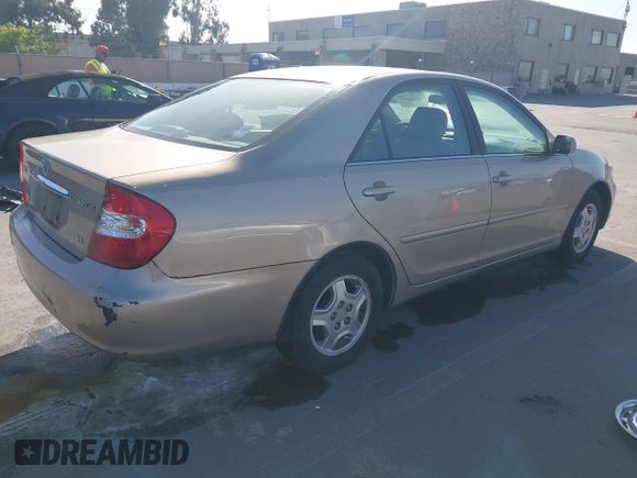 2002 Toyota Camry XLE z VIN 4T1BF32KX2U034414, wystawiony jako IAAI lot #42281225 z przebiegiem 141 434 mil mil oraz . Historia ofert i sprzedaży dostępna na DreamBid. Obrazek 4.