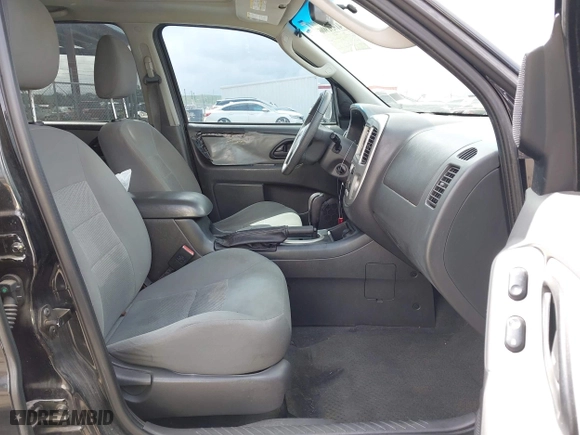 2007 Ford Escape XLT with VIN 1FMYU03127KA07084, listed as a IAAI auction lot 41931906 with 129,897 mi miles. Bid and sale history available at carsss.com. Image 5.