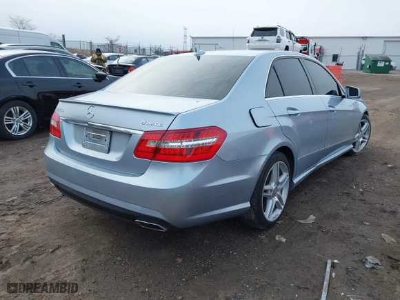 2013 Mercedes-Benz E-Class E 350 Luxury with VIN WDDHF8JB5DA678944, listed as a IAAI auction lot 41208242 with 101,834 mi miles. Bid and sale history available at carsss.com. Image 4.