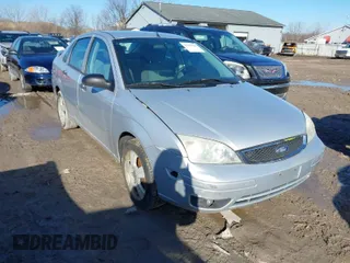 2007 Ford Focus S with VIN 1FAHP34N87W204936, listed as a IAAI auction lot 41755544 with 185,030 mi miles. Bid and sale history available at carsss.com. Image 1.