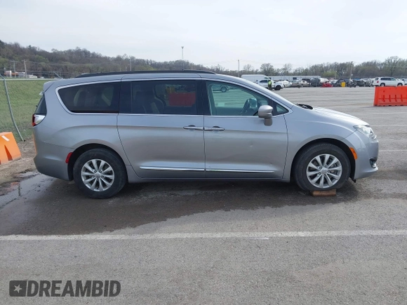 2017 Chrysler Pacifica Touring L z VIN 2C4RC1BG2HR503660, wystawiony jako IAAI lot #41856205 z przebiegiem 78 913 mil mil oraz . Historia ofert i sprzedaży dostępna na DreamBid. Obrazek 13.