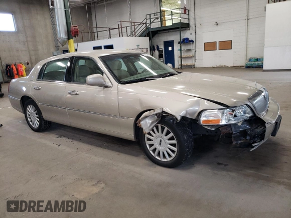 2005 Lincoln Town Car Signature z VIN 1LNHM81W55Y670818, wystawiony jako Copart lot #53279985 z przebiegiem 95 939 mil mil oraz Szkoda całkowita • Salvage title. Historia ofert i sprzedaży dostępna na DreamBid. Obrazek 4.