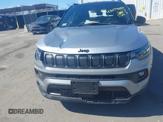 2022 Jeep Compass Latitude z VIN 3C4NJDBB4NT197015, wystawiony jako IAAI lot #42074901 z przebiegiem 61 498 mil mil oraz . Historia ofert i sprzedaży dostępna na DreamBid. Obrazek 12.