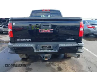 2015 GMC Sierra 2500HD Denali z VIN 1GT120E86FF667058, wystawiony jako IAAI lot #42212058 z przebiegiem 104 069 mil mil oraz . Historia ofert i sprzedaży dostępna na DreamBid. Obrazek 16.