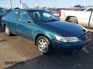 1998 Toyota Camry LE z VIN 4T1BF28K3WU050896, wystawiony jako IAAI lot #42087138 z przebiegiem 322 265 mil mil oraz . Historia ofert i sprzedaży dostępna na DreamBid. Obrazek 1.