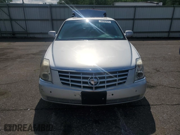 2009 Cadillac DTS 1SA z VIN 1G6KD57Y19U136085, wystawiony jako Copart lot #56983425 z przebiegiem 115 468 mil mil oraz Czysty tytuł • Clean title. Historia ofert i sprzedaży dostępna na DreamBid. Obrazek 5.