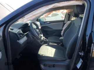 2024 Volkswagen Taos SE z VIN 3VVVX7B2XRM050831, wystawiony jako Copart lot #42519705 z przebiegiem 9 271 mil mil oraz Szkoda całkowita • Salvage title. Historia ofert i sprzedaży dostępna na DreamBid. Obrazek 7.