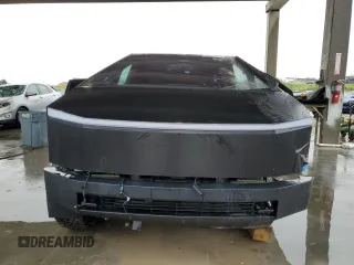 2024 Tesla Cybertruck z VIN 7G2CEHED2RA003418, wystawiony jako Copart lot #83414924 z przebiegiem Nie podano mil oraz Nie do naprawy • Non repairable. Historia ofert i sprzedaży dostępna na DreamBid. Obrazek 5.