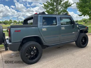 2005 Hummer H2 SUT z VIN 5GRGN22UX5H107012, wystawiony jako Copart lot #56375055 z przebiegiem 149 403 mil mil oraz Tytuł czysty. Historia ofert i sprzedaży dostępna na DreamBid. Obrazek 4.