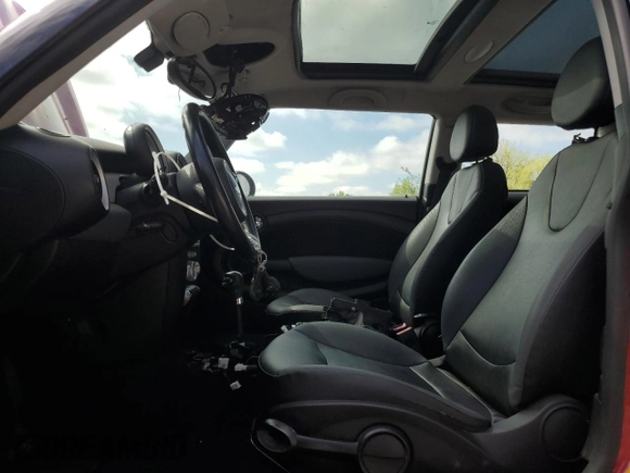 2010 MINI Hardtop с VIN WMWMF3C52ATZ65125, выставлен на аукционе Copart как лот 57271795 с пробегом Не указан миль и Чистый • Clean title. История ставок и продаж доступна на DreamBid. Изображение 7.