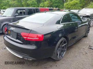 2010 Audi S5 Premium Plus z VIN WAUCVAFR9AA062970, wystawiony jako IAAI lot #42226065 z przebiegiem 128 747 mil mil oraz . Historia ofert i sprzedaży dostępna na DreamBid. Obrazek 4.