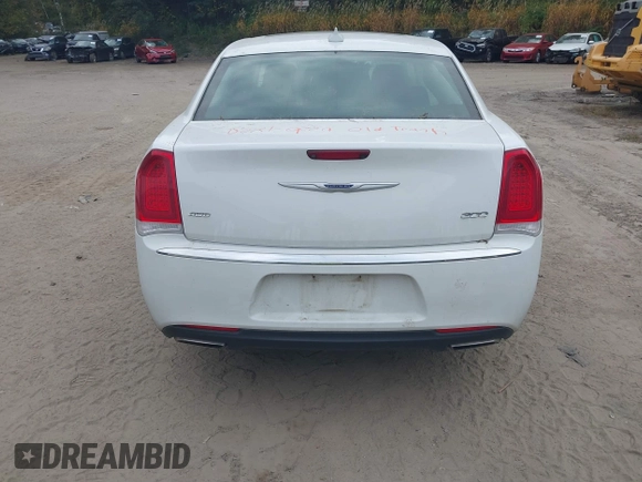 2019 Chrysler 300 Limited with VIN 2C3CCAKG7KH634459, listed as a IAAI auction lot 40450997 with 97,809 mi miles. Bid and sale history available at carsss.com. Image 17.