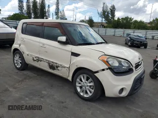 2013 Kia Soul + z VIN KNDJT2A66D7756763, wystawiony jako Copart lot #56769655 z przebiegiem 169 869 mil mil oraz Szkody całkowita. Historia ofert i sprzedaży dostępna na DreamBid. Obrazek 4.
