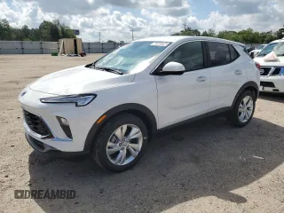 2025 Buick Encore GX Preferred z VIN KL4AMBSL5SB181920, wystawiony jako Copart lot #65265295 z przebiegiem 3 415 mil mil oraz Czysty tytuł • Clean title. Historia ofert i sprzedaży dostępna na DreamBid. Obrazek 1.