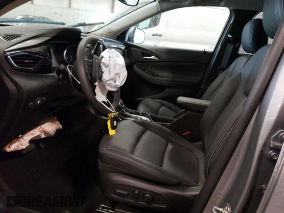 2023 Buick Encore GX Essence z VIN KL4MMFSL7PB064089, wystawiony jako Copart lot #59337995 z przebiegiem Nie podano mil oraz Nie do naprawy • Non repairable. Historia ofert i sprzedaży dostępna na DreamBid. Obrazek 7.