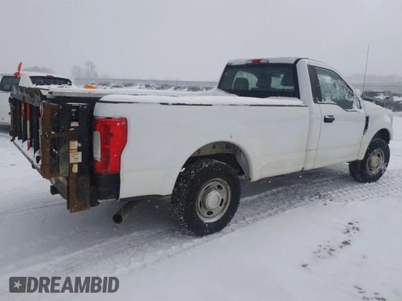 2017 Ford F-250 XL z VIN 1FTBF2A65HEE73526, wystawiony jako Copart lot #43998355 z przebiegiem 181 031 mil mil oraz Czysty tytuł • Clean title. Historia ofert i sprzedaży dostępna na DreamBid. Obrazek 3.