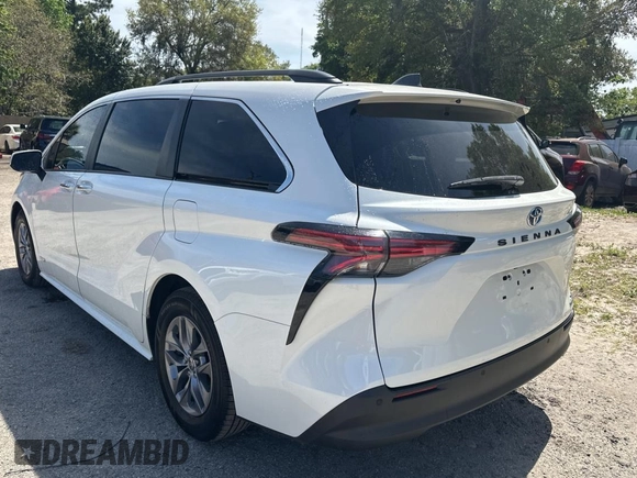 2021 Toyota Sienna XLE with VIN 5TDYRKEC5MS047289, listed as a Copart auction lot 50763995 with 231,314 mi miles and Clean Title. Bid and sale history available at DreamBid. Image 3.