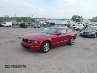 2005 Ford Mustang GT Deluxe z VIN 1ZVHT82H055218846, wystawiony jako IAAI lot #42169493 z przebiegiem 184 397 mil mil oraz . Historia ofert i sprzedaży dostępna na DreamBid. Obrazek 2.