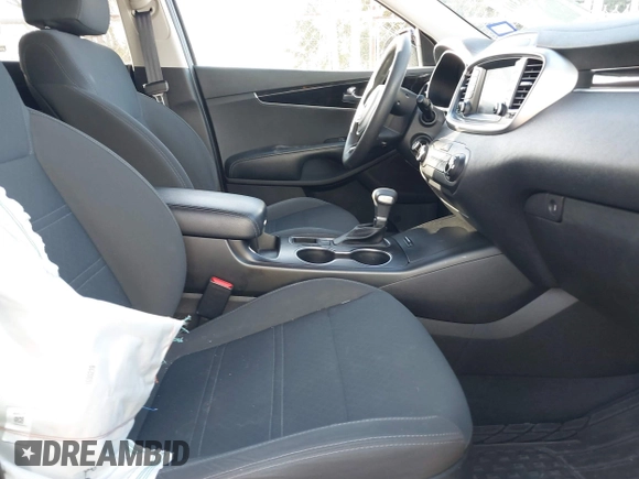 2020 Kia Sorento LX with VIN 5XYPG4A33LG711796, listed as a IAAI auction lot 41128301 with 58,824 mi miles. Bid and sale history available at carsss.com. Image 5.
