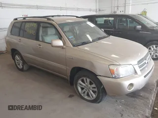 2006 Toyota Highlander Hybrid with VIN JTEDW21A260013713, listed as a IAAI auction lot 42133296 with 261,797 mi miles. Bid and sale history available at carsss.com. Image 1.