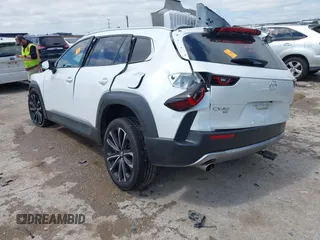 2023 Mazda CX-50 Premium z VIN 7MMVABDY7PN138825, wystawiony jako IAAI lot #42214751 z przebiegiem Nie podano mil oraz . Historia ofert i sprzedaży dostępna na DreamBid. Obrazek 3.