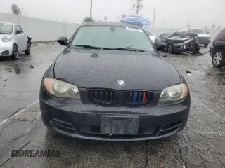 2011 BMW 1 Series 128i z VIN WBAUP9C56BVL89657, wystawiony jako Copart lot #45222005 z przebiegiem 164 686 mil mil oraz Szkody całkowita. Historia ofert i sprzedaży dostępna na DreamBid. Obrazek 5.