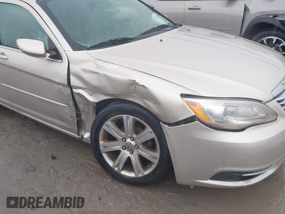 2013 Chrysler 200 Touring with VIN 1C3CCBBB3DN639114, listed as a IAAI auction lot 41891932 with 196,693 mi miles. Bid and sale history available at carsss.com. Image 6.