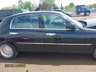 2001 Lincoln Town Car Executive z VIN 1LNHM81W21Y703011, wystawiony jako IAAI lot #42211369 z przebiegiem 188 000 mil mil oraz . Historia ofert i sprzedaży dostępna na DreamBid. Obrazek 14.