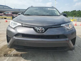 2017 Toyota RAV4 LE z VIN JTMBFREV8HJ702427, wystawiony jako Copart lot #59546985 z przebiegiem 55 362 mil mil oraz Szkoda całkowita • Salvage title. Historia ofert i sprzedaży dostępna na DreamBid. Obrazek 5.