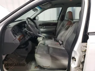 2005 Mercury Grand Marquis GS z VIN 2MEFM74W05X612471, wystawiony jako Copart lot #49455195 z przebiegiem 140 916 mil mil oraz Szkoda całkowita • Salvage title. Historia ofert i sprzedaży dostępna na DreamBid. Obrazek 7.